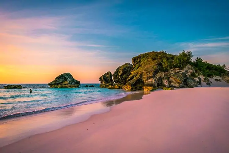 8 Pantai Terbaik dengan Pasir Pink, Salah Satunya di Pulau Komodo